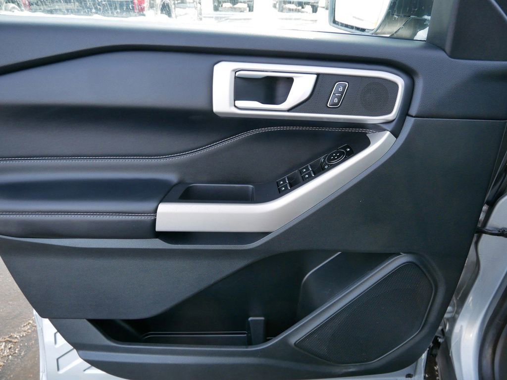 Certified 2022 Ford Explorer XLT w/ Equipment Group 202A image 9