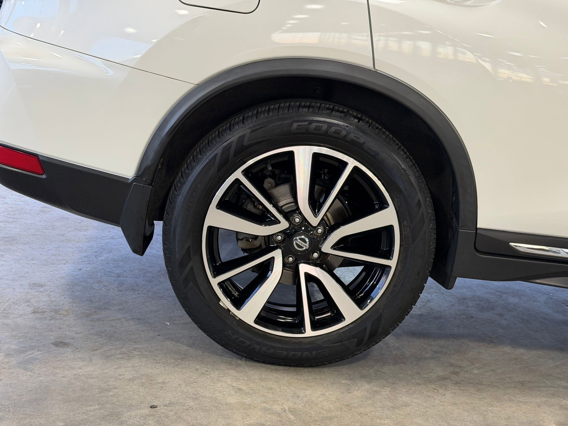 Used 2018 Nissan Rogue SL w/ Premium Package image 12