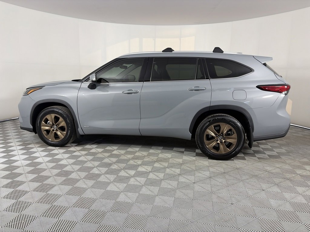 Used 2022 Toyota Highlander Bronze Edition image 4