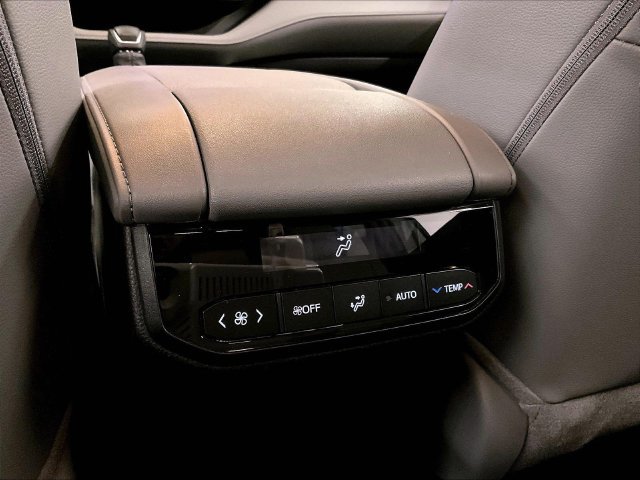 Used 2024 Toyota Highlander XLE AWD/4WD image 32