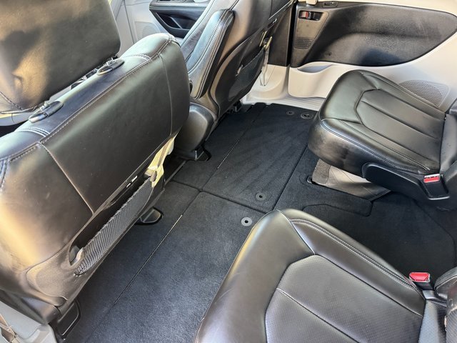 Used 2023 Chrysler Pacifica Touring-L image 17