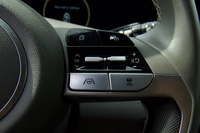 Used 2025 Hyundai Elantra SEL FWD image 19