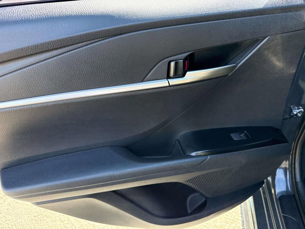 Used 2025 Toyota Camry SE w/ Convenience Package image 9