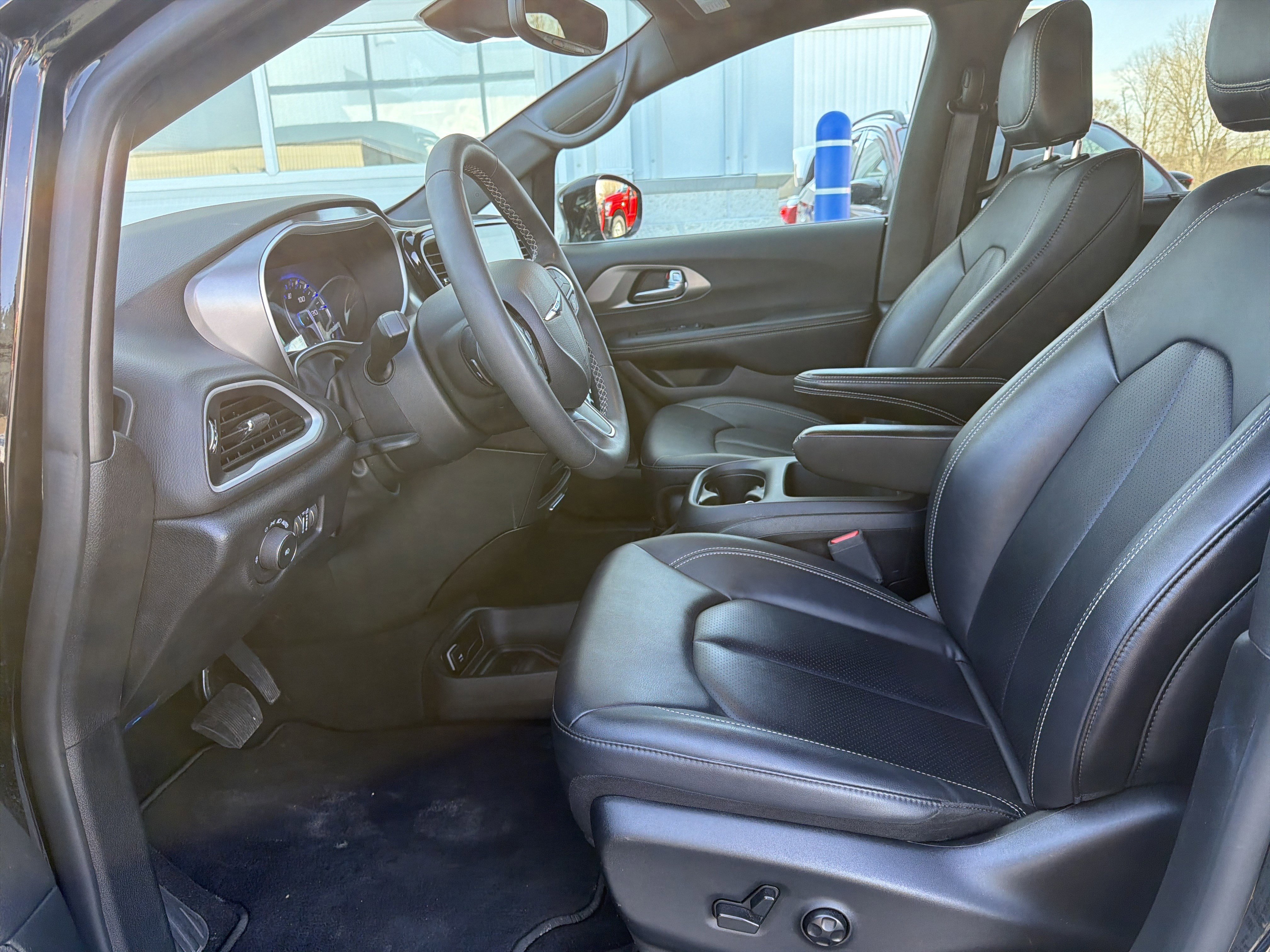 Used 2025 Chrysler Pacifica Select image 26