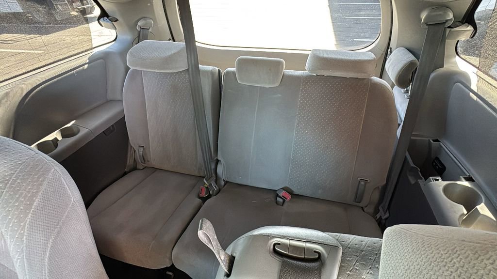 Used 2019 Toyota Sienna LE w/ Carpet Mat Package FWD image 24