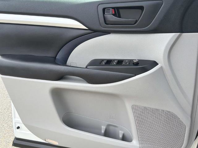 Used 2019 Toyota Highlander Plus FWD image 17