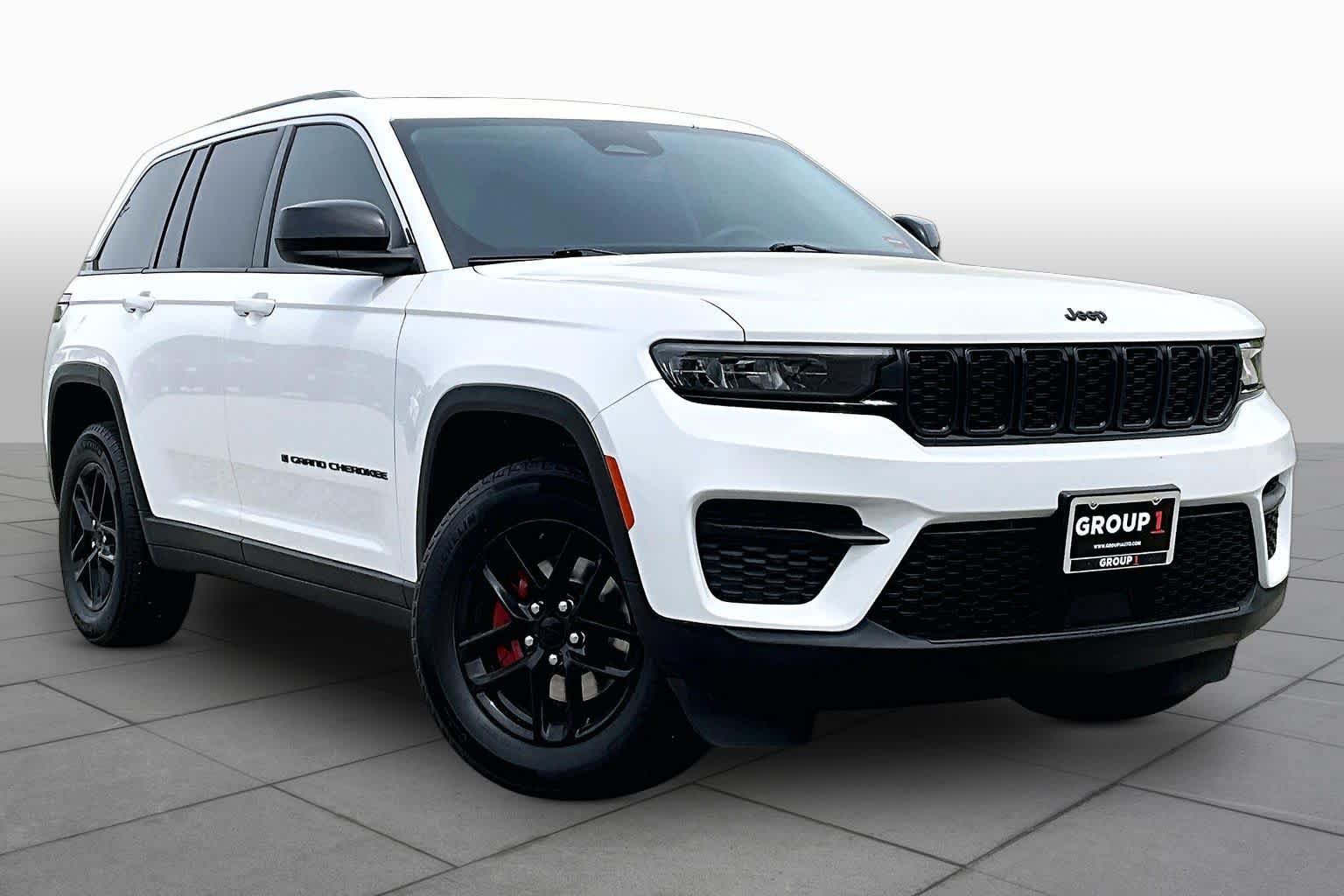 Used 2023 Jeep Grand Cherokee Laredo w/ Luxury Tech Group I AWD/4WD image 3