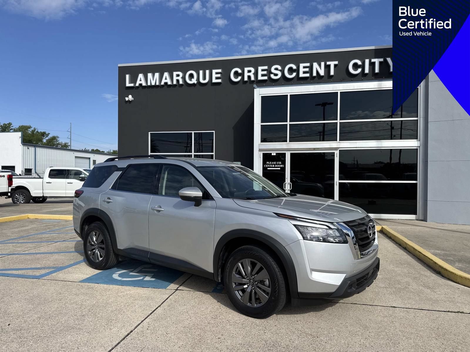 Used 2025 Nissan Pathfinder SV AWD/4WD image 1