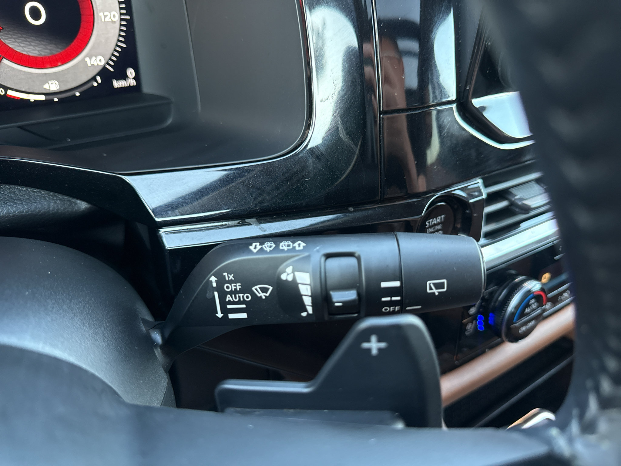 Used 2025 Nissan Pathfinder Platinum w/ Black Appearance Package FWD image 27
