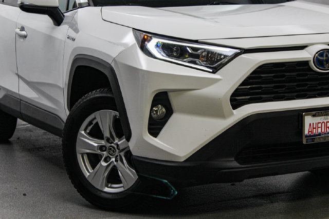 Used 2021 Toyota RAV4 XLE w/ Convenience Package AWD/4WD image 2