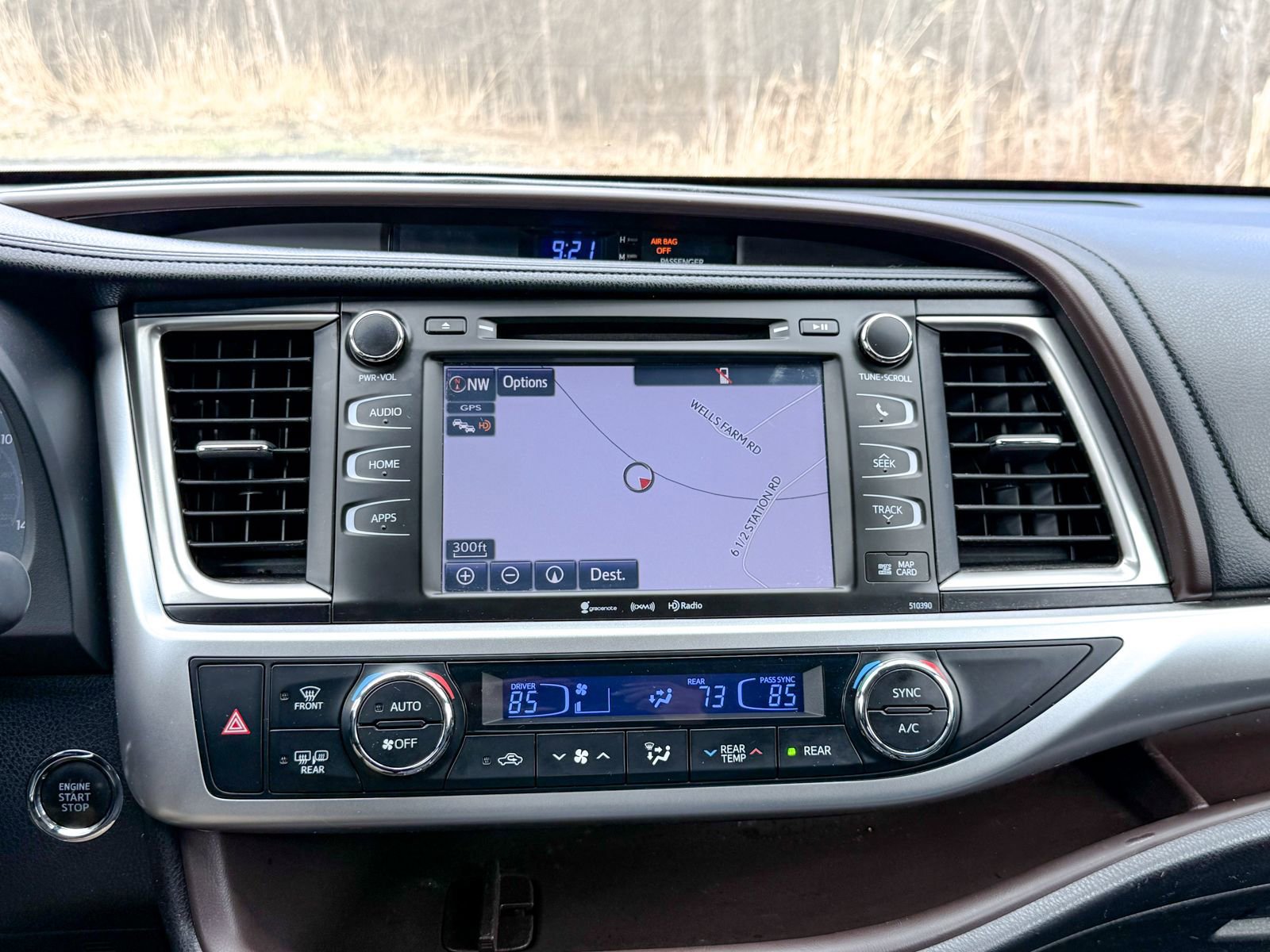 Used 2019 Toyota Highlander XLE AWD/4WD image 25