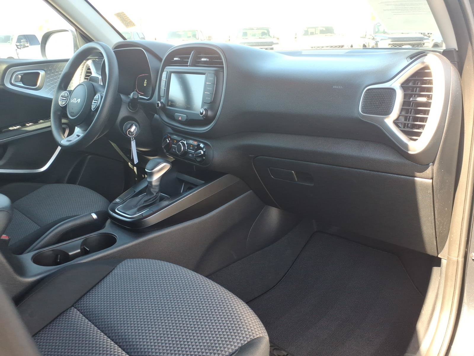 Used 2025 Kia Soul LX w/ LX Technology Package FWD image 10