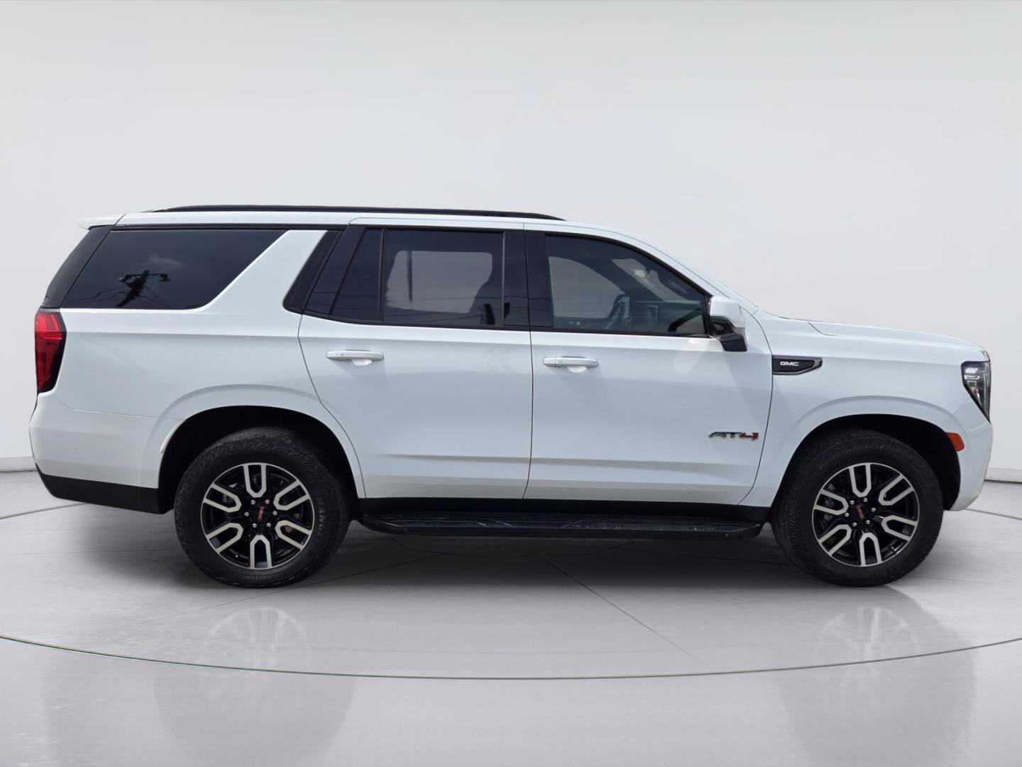 Used 2024 GMC Yukon AT4 w/ Technology Package AWD/4WD image 4