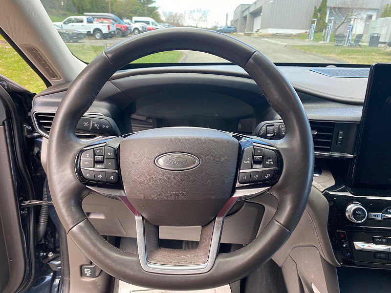 Certified 2023 Ford Explorer Platinum w/ Technology Package AWD/4WD image 13