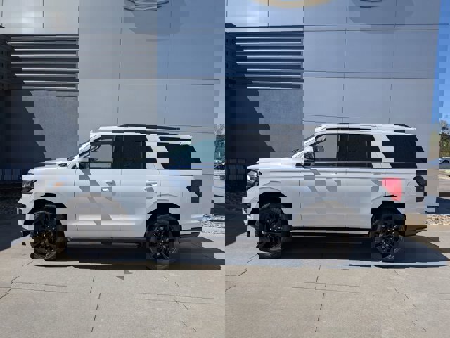 Certified 2024 Ford Expedition XLT image 3