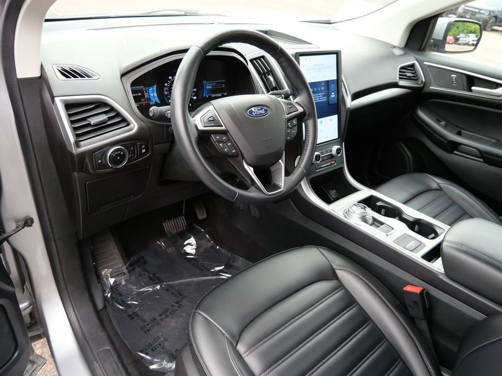 Certified 2024 Ford Edge SEL w/ Convenience Package AWD/4WD image 3