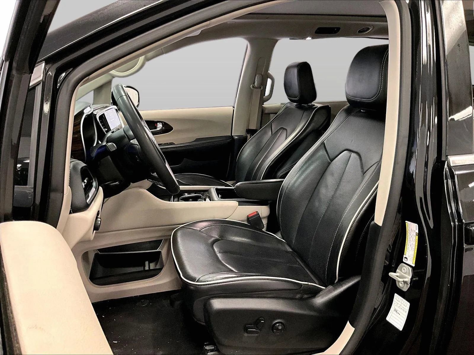 Used 2023 Chrysler Pacifica Limited FWD image 24
