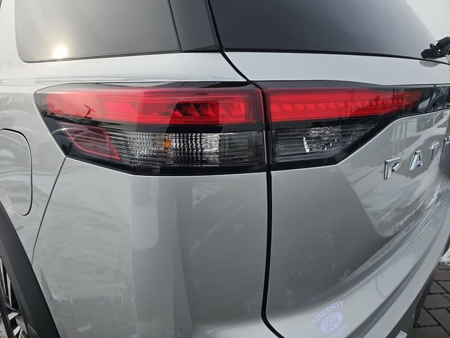 Used 2025 Nissan Pathfinder Platinum image 34