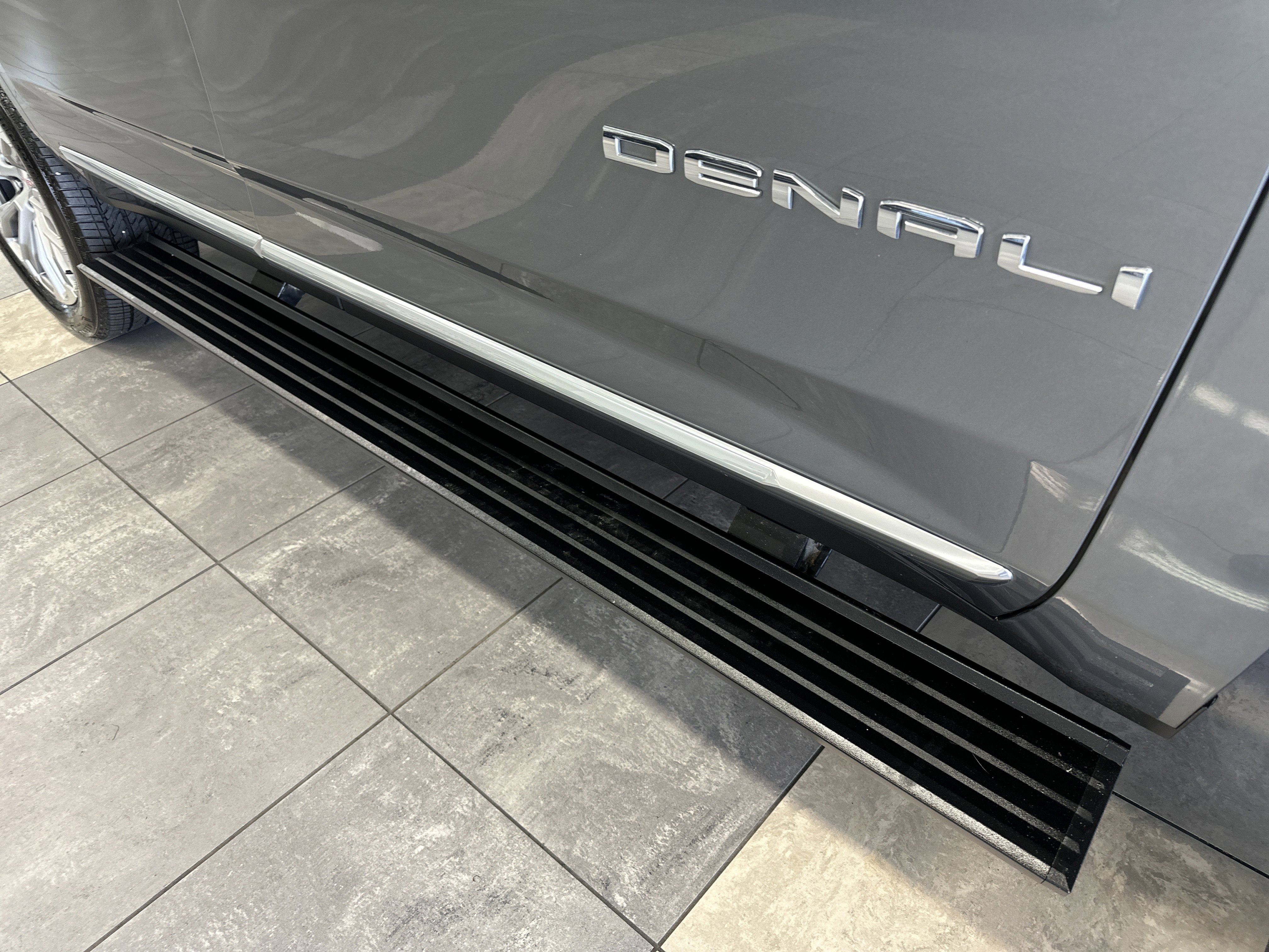 Used 2021 GMC Yukon Denali w/ Denali Premium Package image 10