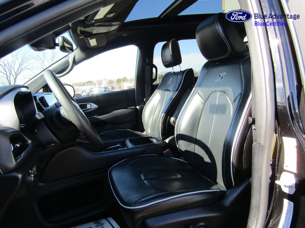 Used 2025 Chrysler Pacifica Limited FWD image 3