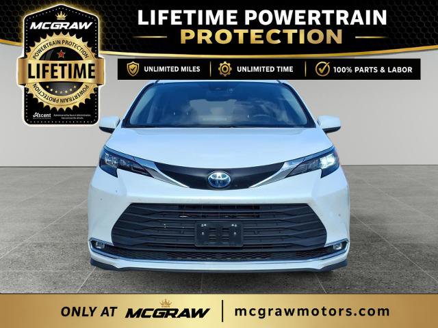 Used 2024 Toyota Sienna XLE FWD image 2