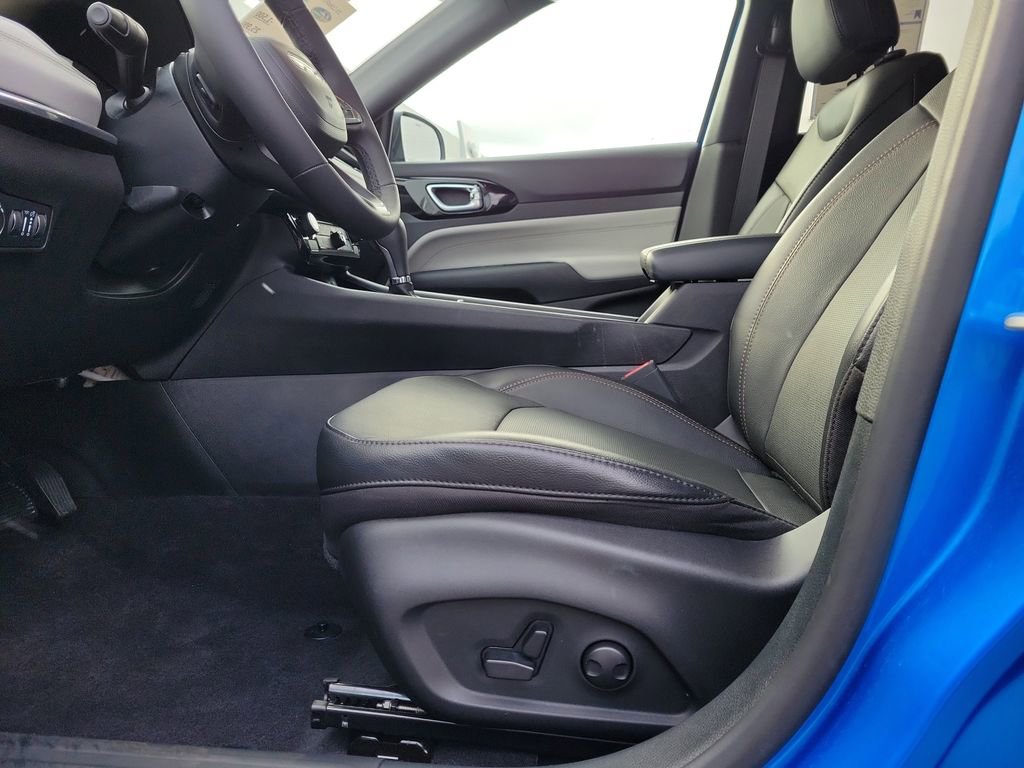 Used 2023 Jeep Compass Limited image 17