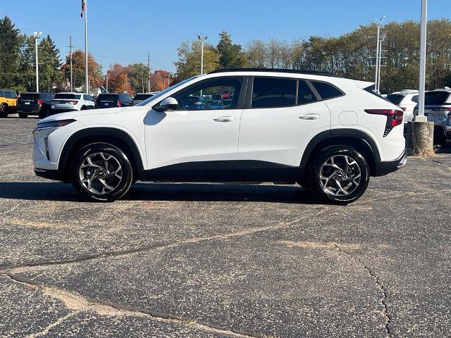 Used 2025 Chevrolet Trax LT w/ LT Convenience Package FWD image 4