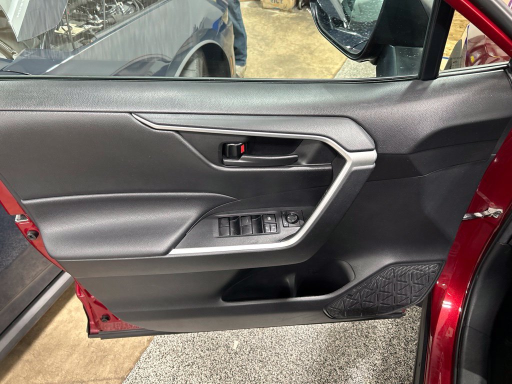 Used 2021 Toyota RAV4 LE AWD/4WD image 14