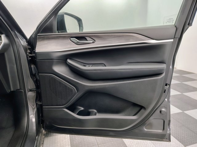 Used 2024 Jeep Grand Cherokee Limited w/ Black Appearance Package AWD/4WD image 13