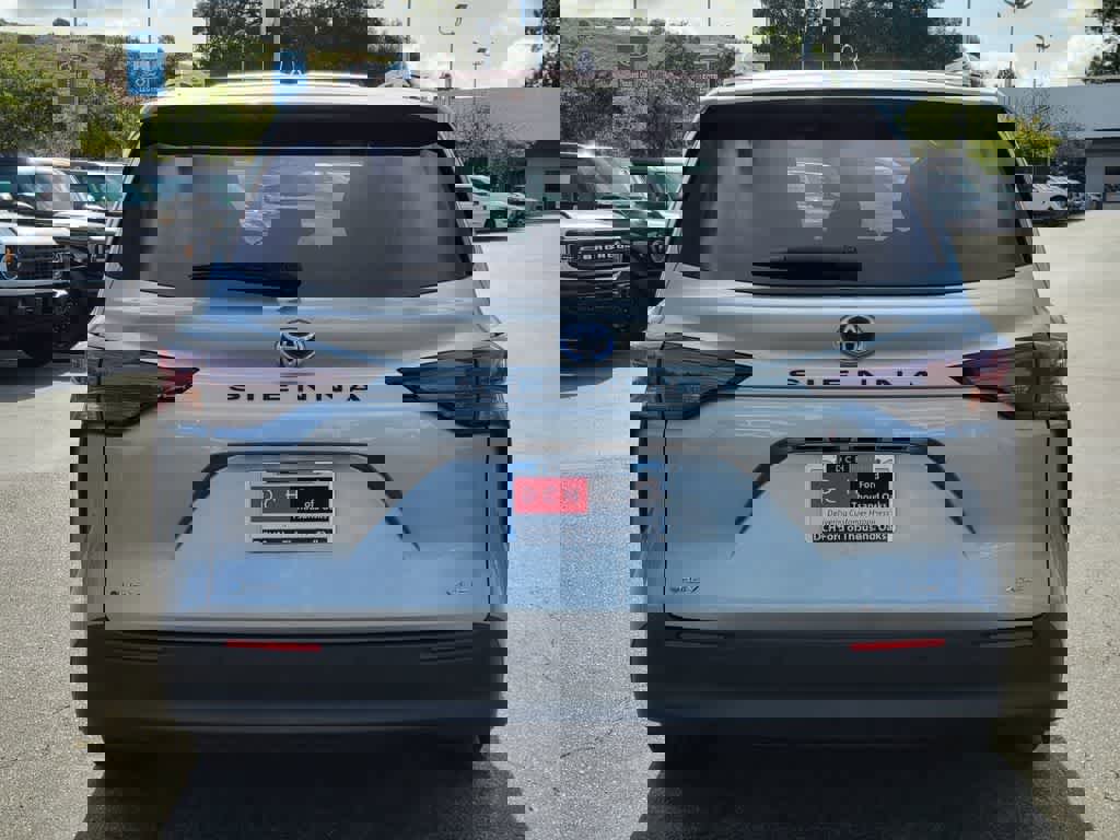 Used 2025 Toyota Sienna XLE image 4