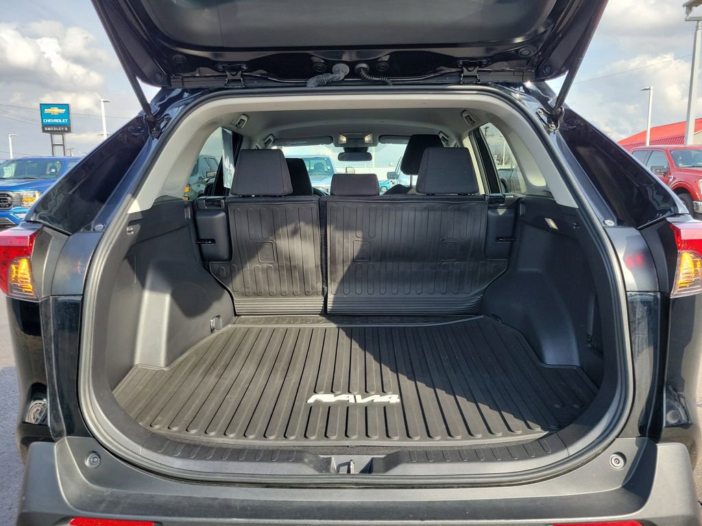 Used 2022 Toyota RAV4 LE image 10