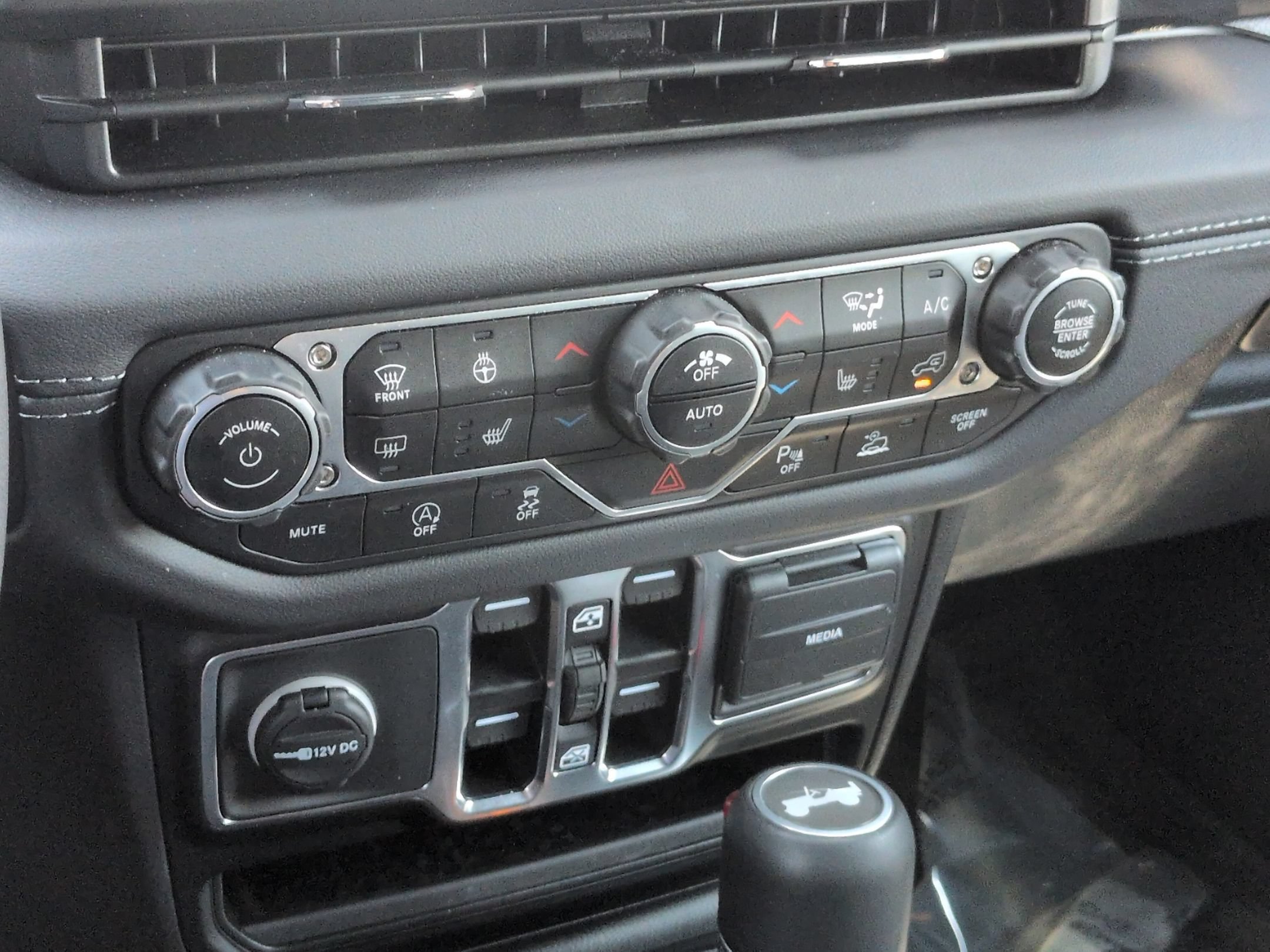Used 2024 Jeep Wrangler Unlimited Sahara w/ Technology Group AWD/4WD image 26