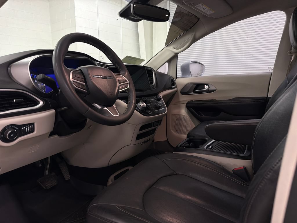 Used 2022 Chrysler Pacifica Touring-L FWD image 6