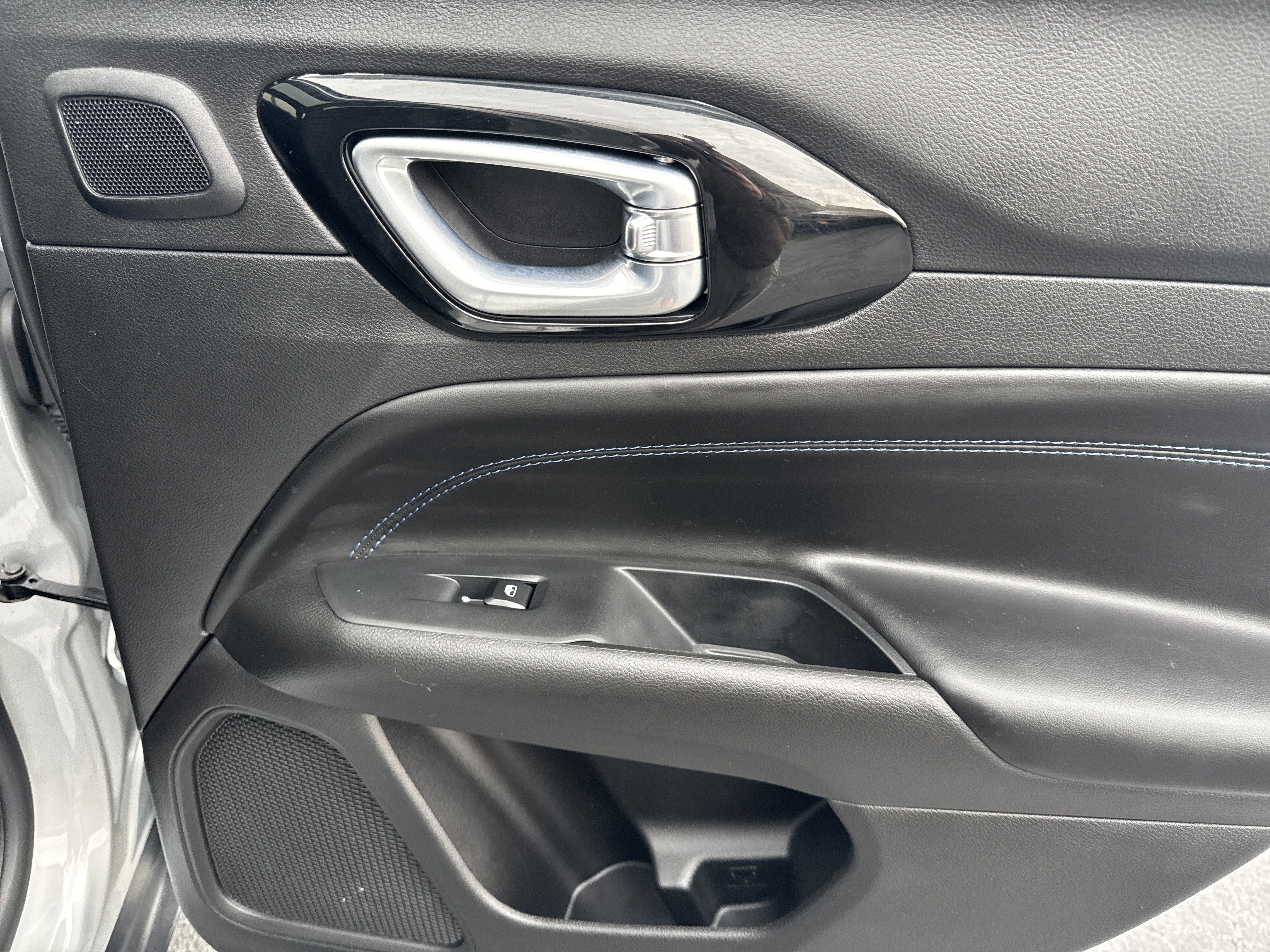 Used 2025 Jeep Compass Limited w/ Sun & Sound Group image 16