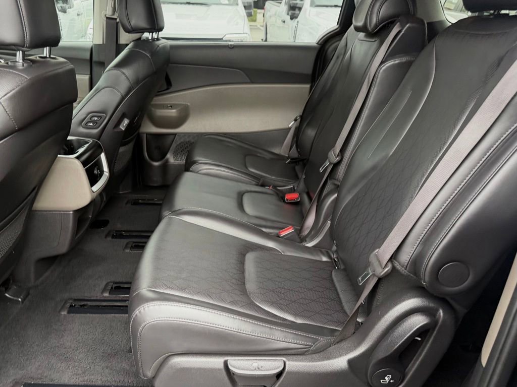Used 2025 Kia Carnival EX FWD image 30