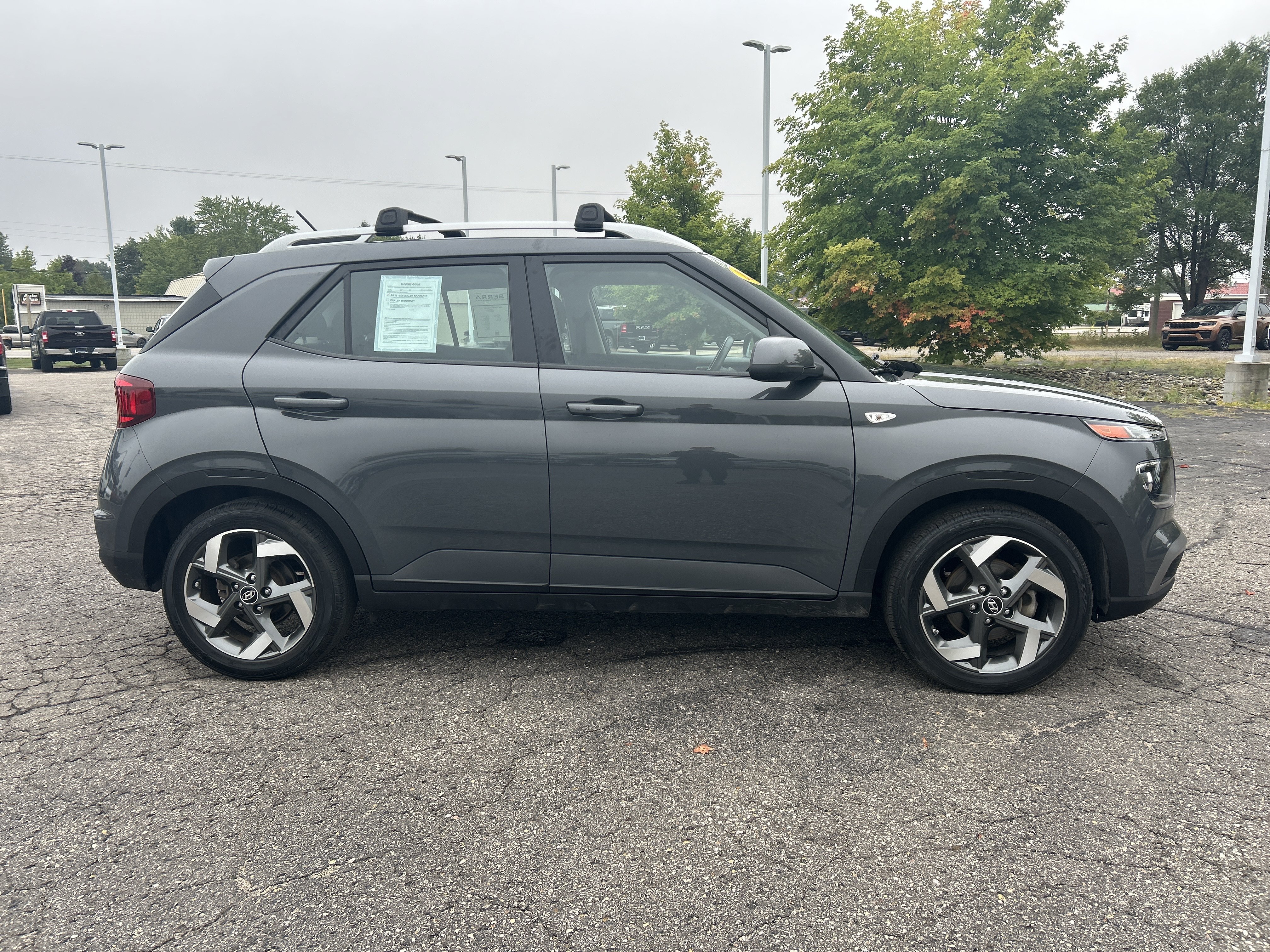 Used 2024 Hyundai Venue SEL FWD image 2