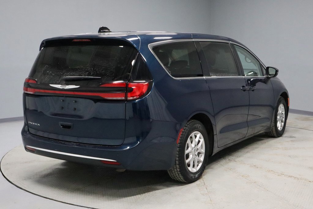Used 2023 Chrysler Pacifica Touring-L image 5