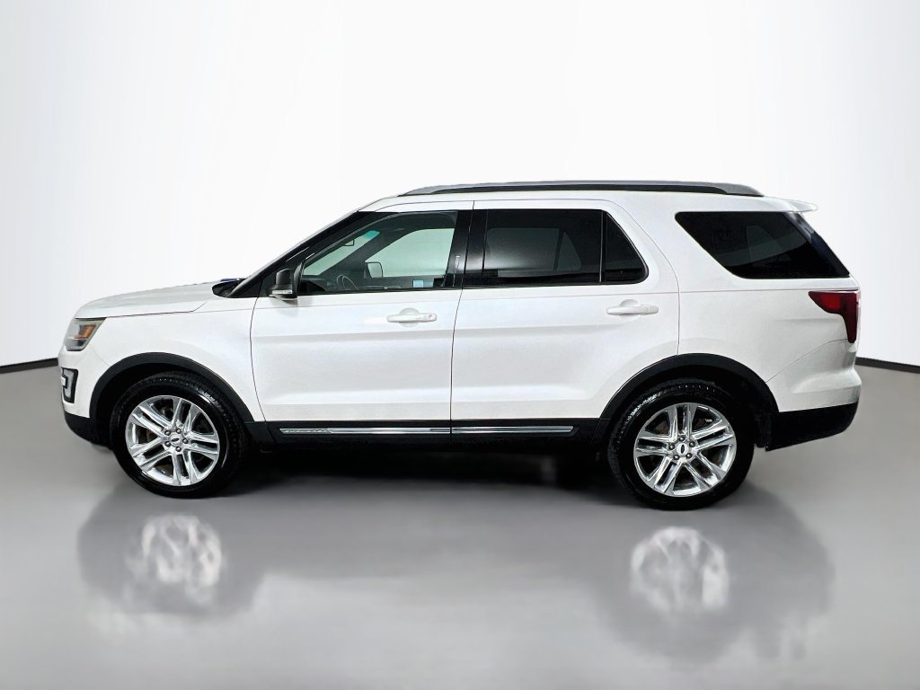 Certified 2017 Ford Explorer XLT w/ Equipment Group 202A AWD/4WD image 4