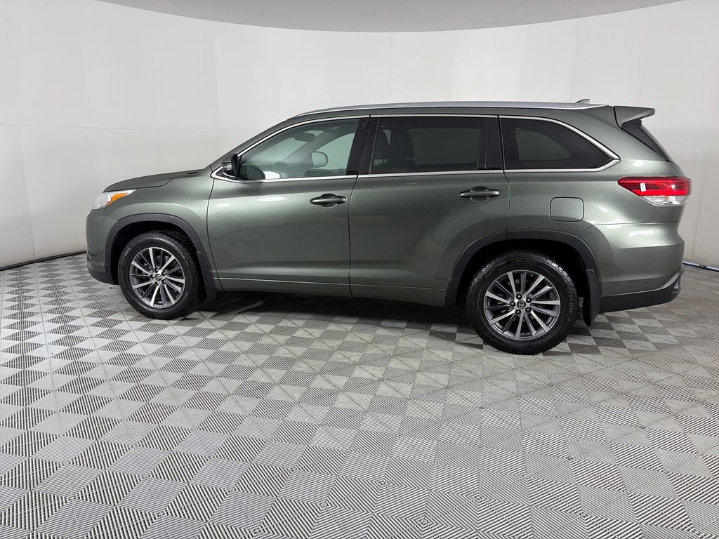Used 2017 Toyota Highlander XLE w/ Carpet Mat Package AWD/4WD image 4