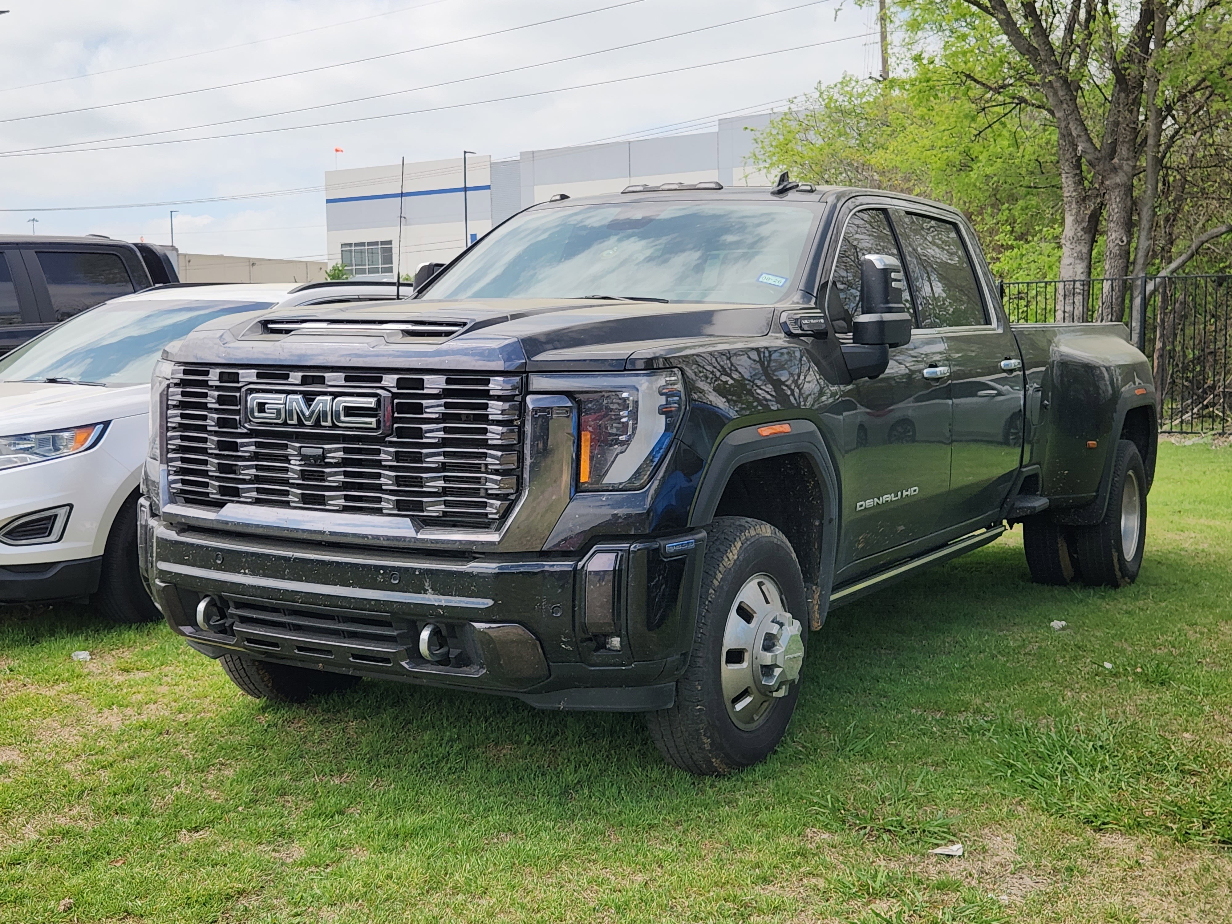 Used 2024 GMC Sierra 3500 Denali Ultimate AWD/4WD image 3