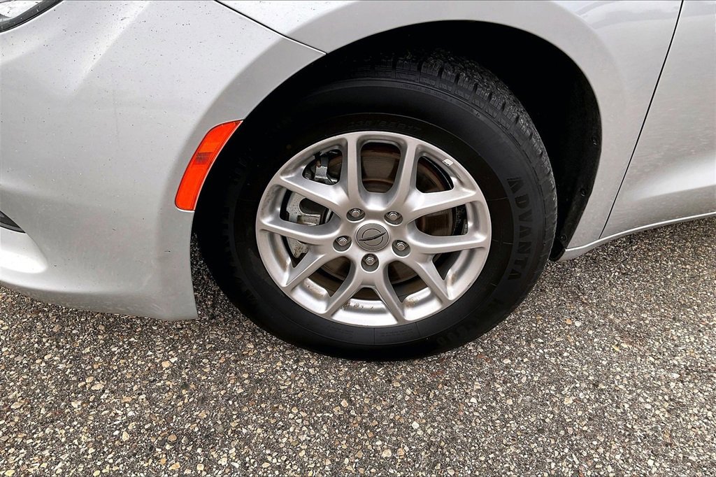 Used 2024 Chrysler Voyager LX image 4