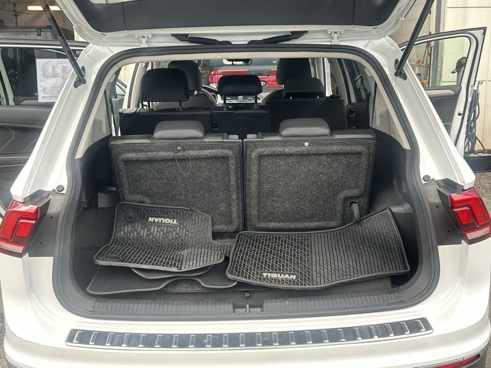 Used 2023 Volkswagen Tiguan SE w/ Panoramic Sunroof Package FWD image 34