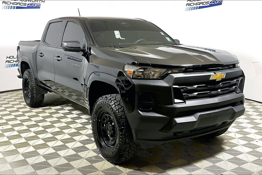 Used 2025 Chevrolet Colorado W/T image 3