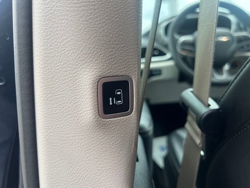 Used 2023 Chrysler Pacifica Touring-L FWD image 35