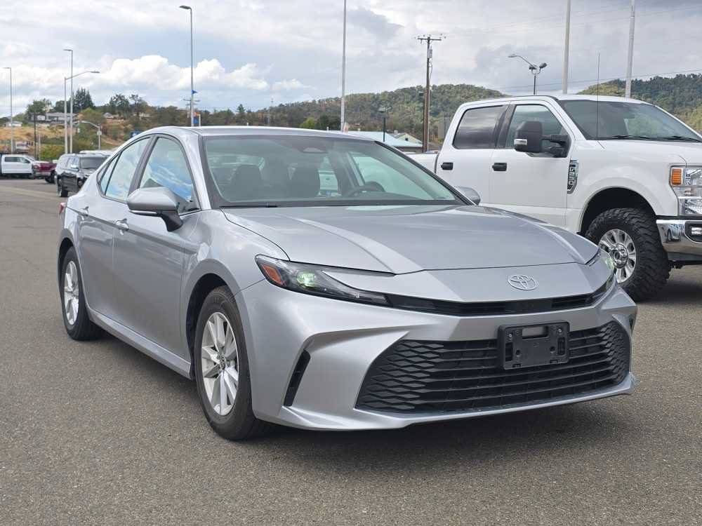 Used 2025 Toyota Camry LE FWD image 4