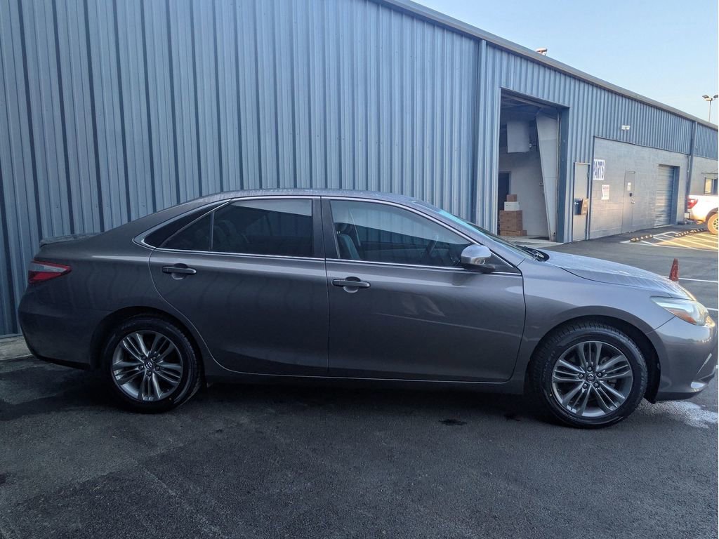 Used 2017 Toyota Camry SE image 5