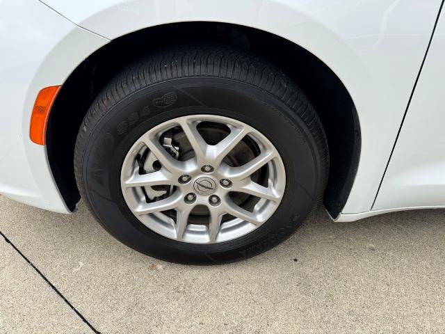 Used 2024 Chrysler Pacifica Touring-L image 8