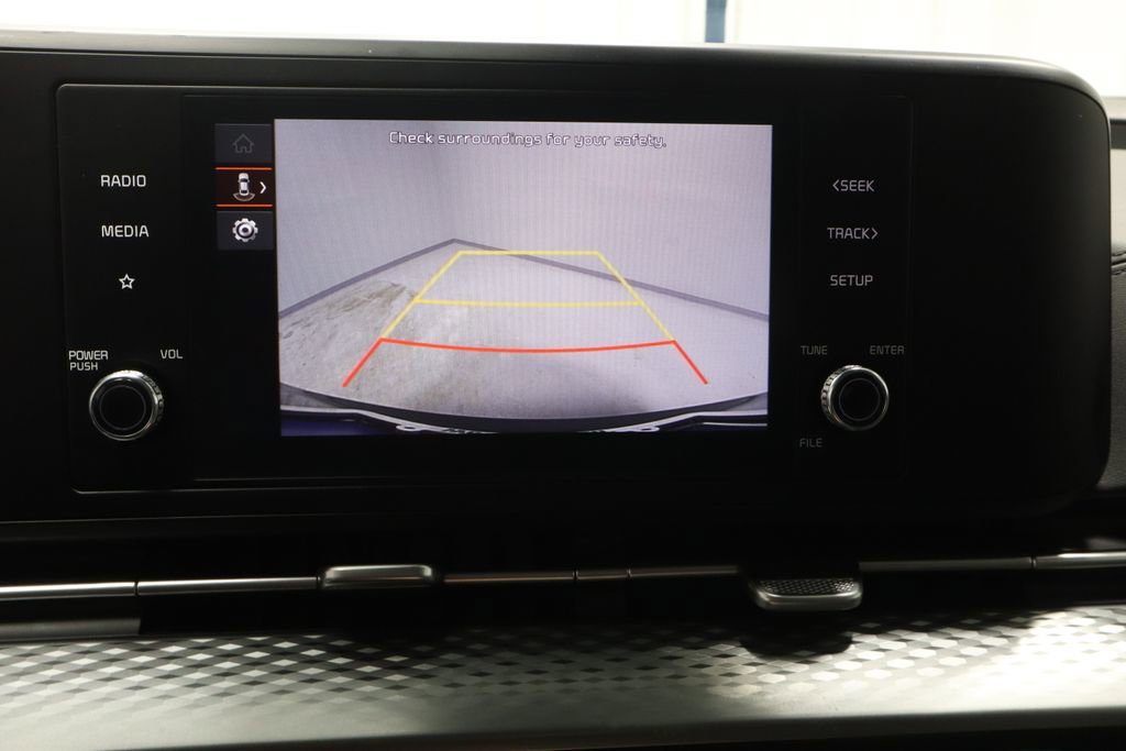 Used 2024 Kia Carnival LX FWD image 3