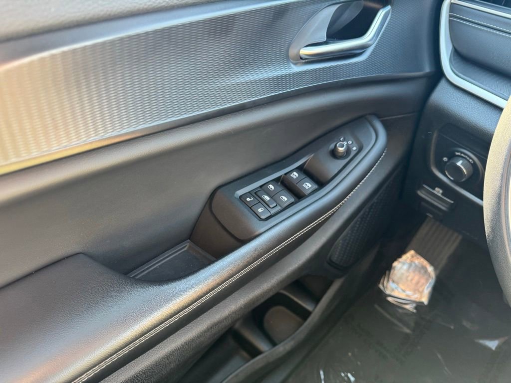 Used 2023 Jeep Grand Cherokee Laredo AWD/4WD image 34