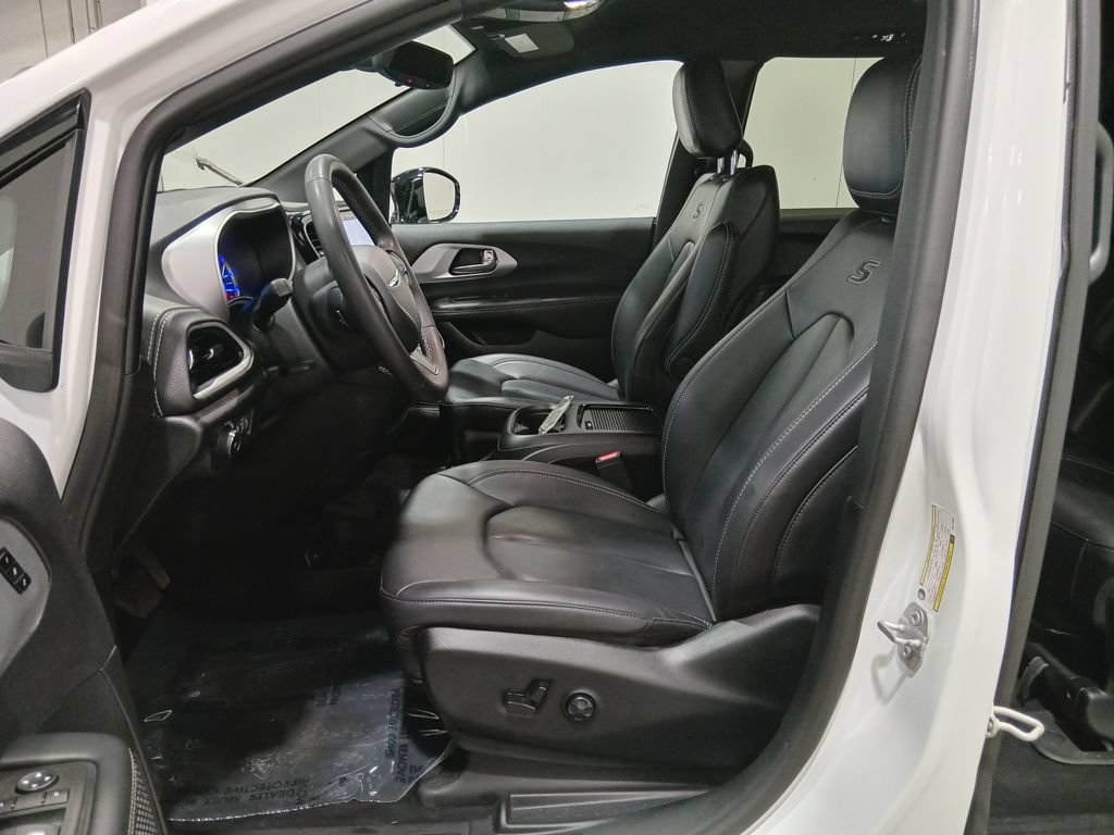 Used 2024 Chrysler Pacifica Limited FWD image 15